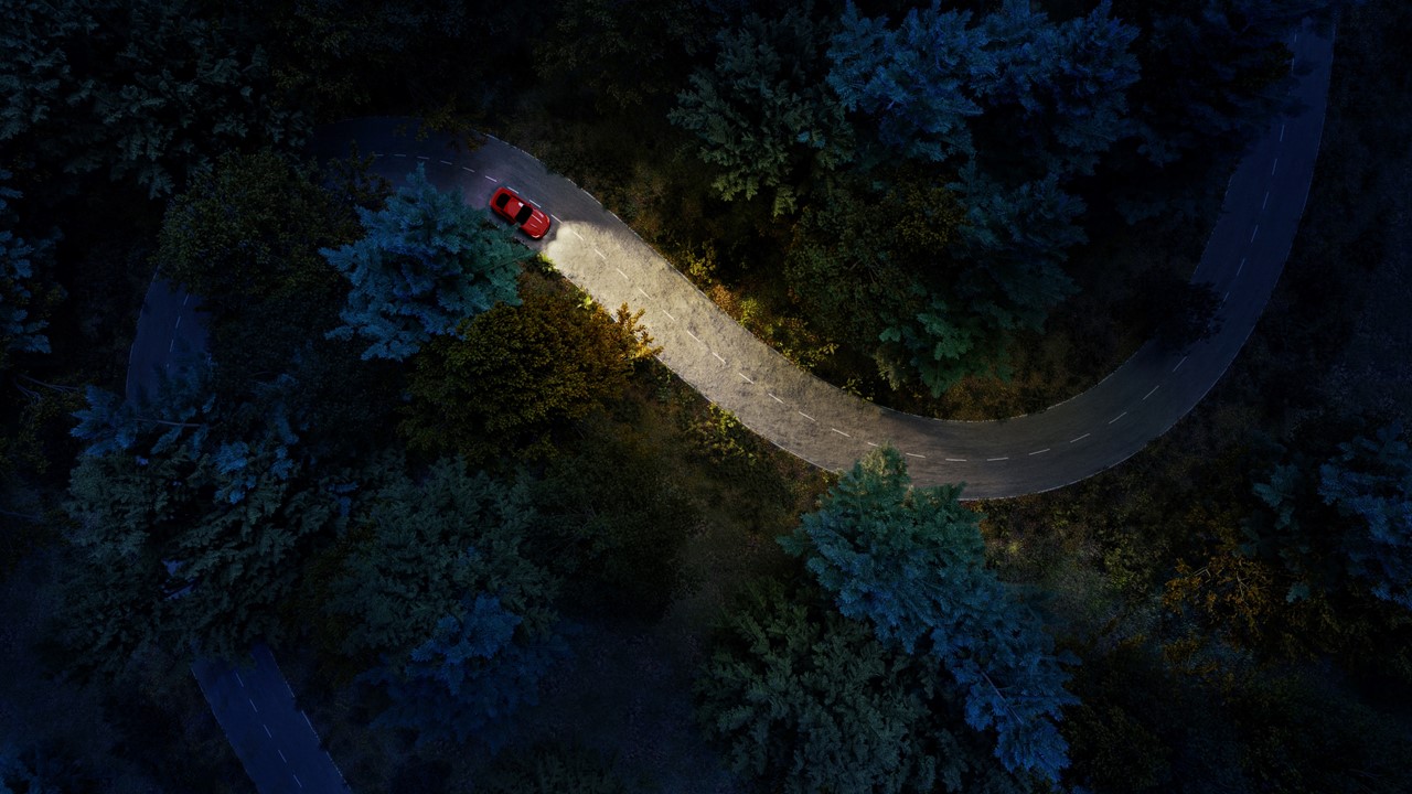 Imagen de un coche por la noche circulando con las luces encendidas que ilustra el estudio sobre la 